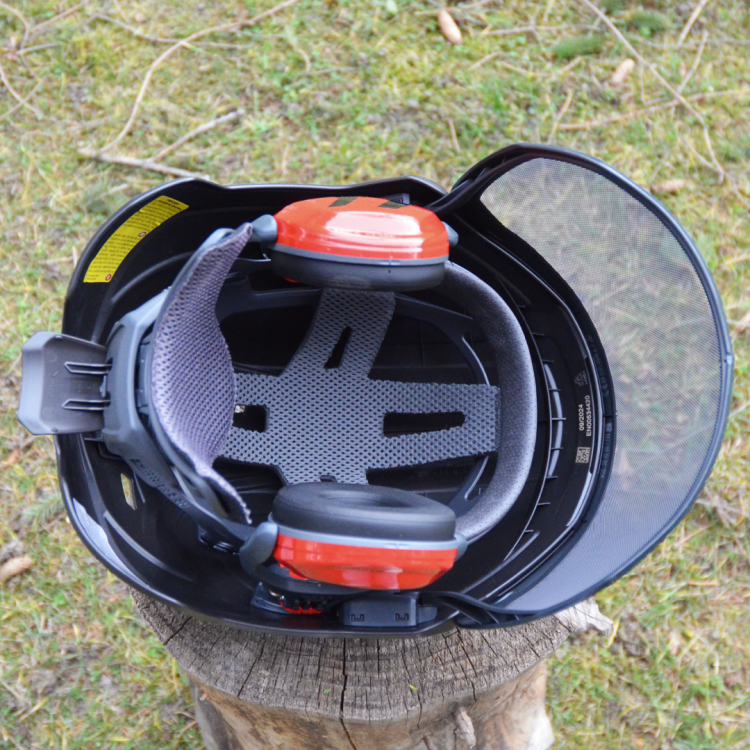 kask-protos-czarno-czerwony-3.png